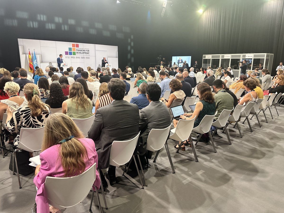 🎙️ Watch the Opening Press Conference of the #FFD4 Conference in Sevilla, featuring 🇪🇸 <a href="/sanchezcastejon/">Pedro Sánchez</a> and 🇺🇳 <a href="/antonioguterres/">António Guterres</a>, moderated by Alexandra Gil.

They’re kicking off a week of global action to mobilize finance and reform systems to put people first. 🌍💬

📸 Check out