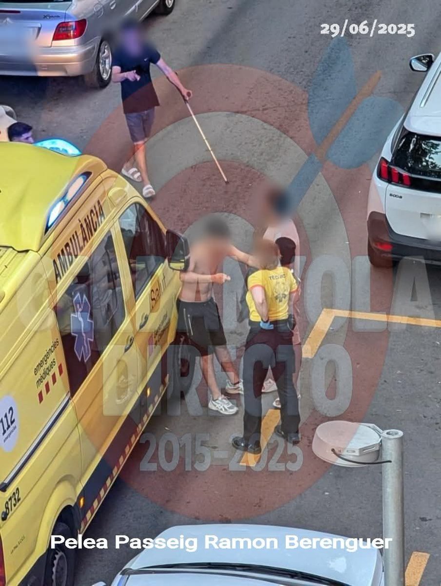patrullamataro's tweet photo. 🔪 Nit moguda al passeig Ramon Berenguer: baralla amb ganivet, crits i ambulàncies. El veïnat ja no sap si viu a Mataró o en una sèrie de crims. La seguretat, com sempre, brillava per la seva absència. #Mataró #inseguretat #Maresme #passeigberenguer https://t.co/eexVKH5ZlK