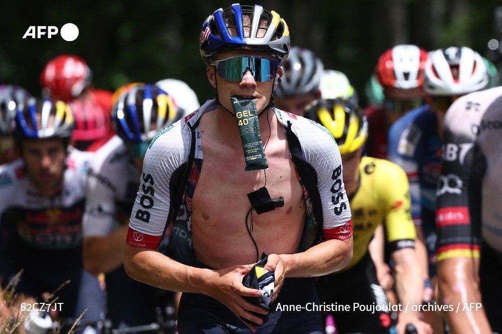🚴 "On n'a jamais autant mangé sur un vélo": quand le peloton du Tour de France s'empiffre.
➡️ u.afp.com/SxrB