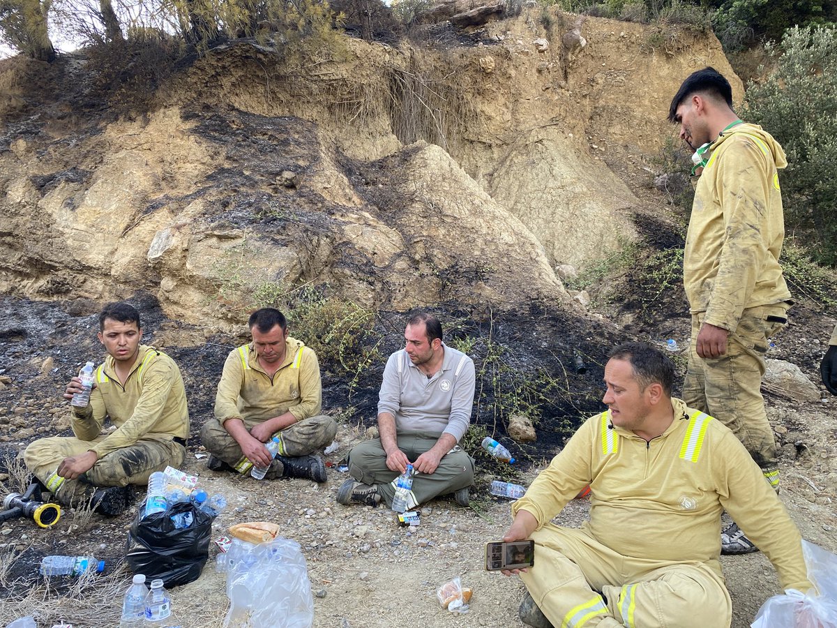 Kırbağ / Ürkmez’deki tüm yangın alanları tepe kısmı dahil söndürüldü. Bu fotoğraftaki arkadaşlar, buradaki emeğin isimsiz kahramanları. Orman Müdürlüğü personelleri. Tam 28 saattir kesintisiz olarak yangına müdahale ediyorlar. Emeklerine ve yüreklerine saygıyla… 🙏 20:00 #Yangın