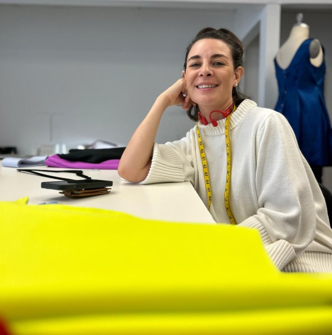 thewynwoodtimes's tweet image. Definitivamente detrás de cada puntada en la confección de un traje existe un complejo proceso creativo; en ese sentido, ¿puedes decirnos por dónde empieza esa puntada ... Lee el artículo completo en nuestra WEB. Por Yelitza Mendez #arte #costura #moda thewynwoodtimes.com/gussy-lopez-en…