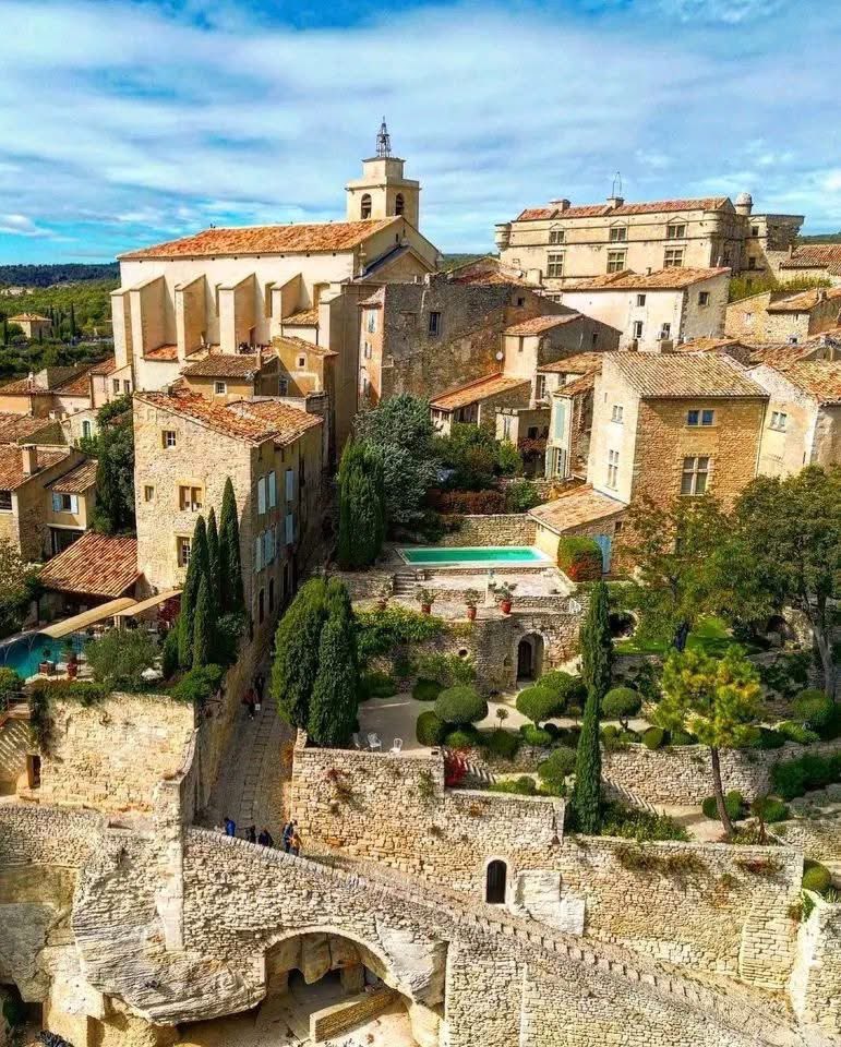 Le plus beau village du monde est en Provence ! Bienvenue à Gordes ✨