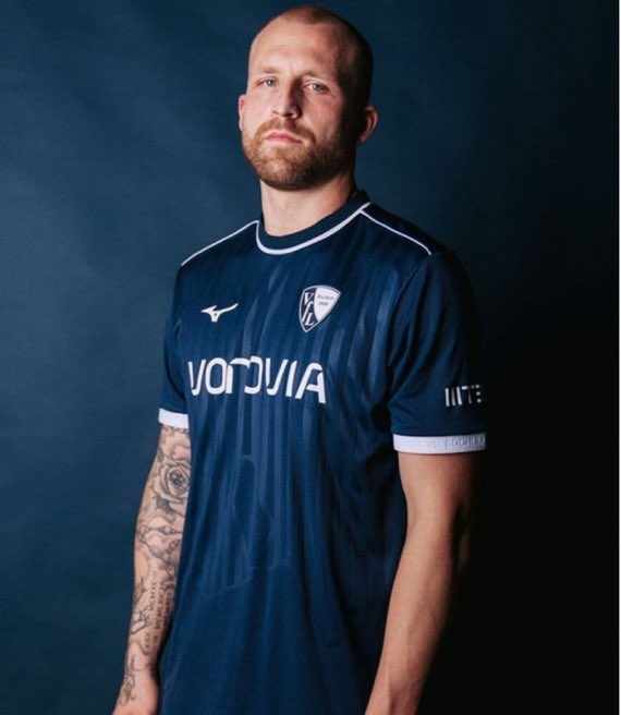 auswärts 8/10 auch wenn ähnlich wie letzte jahre
heim 7/10 streifen geil, bündchen und kragen meh