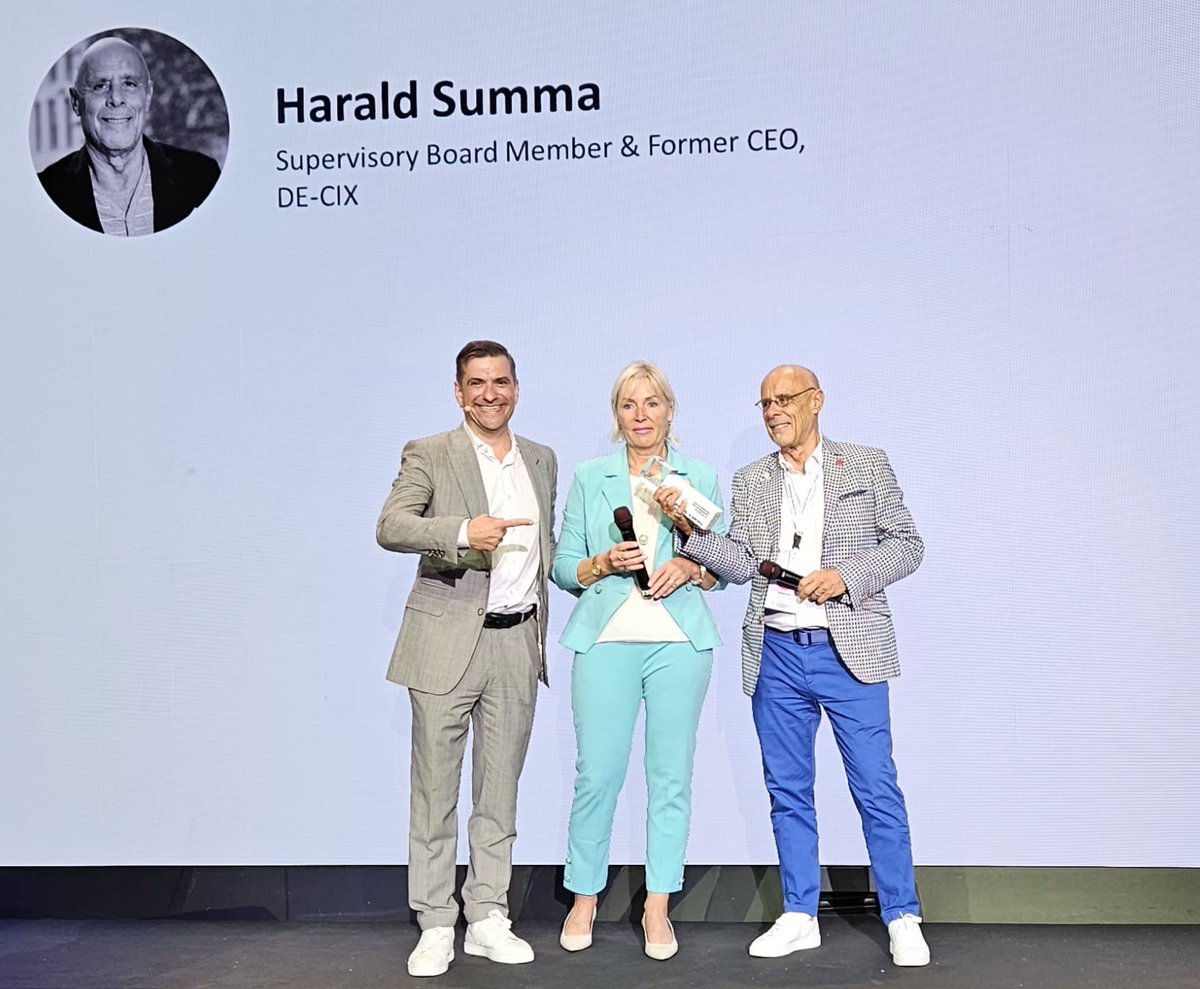 InterGlobix's tweet image. As the DE-CIX 30th Anniversary Summit drew to a close,
The evening reception brought together industry pioneers and visionaries for a moment of celebration and reflection.
Personal addresses by Prof. Dr. Kristina Sinemus and Internet legend Vint Cerf reminded everyone of the…