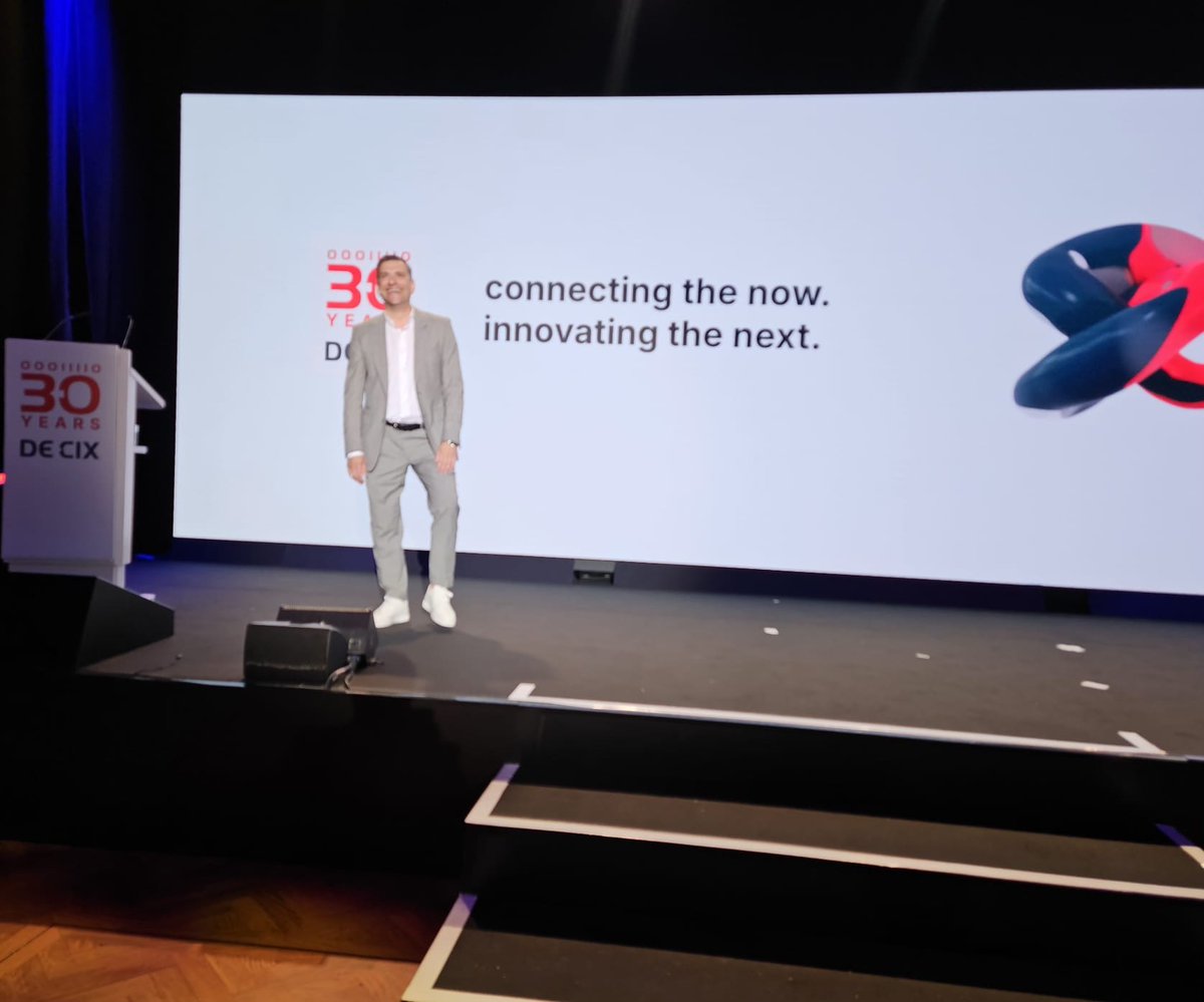 InterGlobix's tweet image. As the DE-CIX 30th Anniversary Summit drew to a close,
The evening reception brought together industry pioneers and visionaries for a moment of celebration and reflection.
Personal addresses by Prof. Dr. Kristina Sinemus and Internet legend Vint Cerf reminded everyone of the…