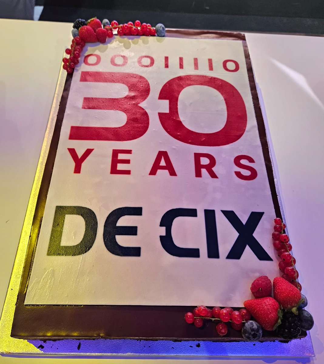 InterGlobix's tweet image. As the DE-CIX 30th Anniversary Summit drew to a close,
The evening reception brought together industry pioneers and visionaries for a moment of celebration and reflection.
Personal addresses by Prof. Dr. Kristina Sinemus and Internet legend Vint Cerf reminded everyone of the…