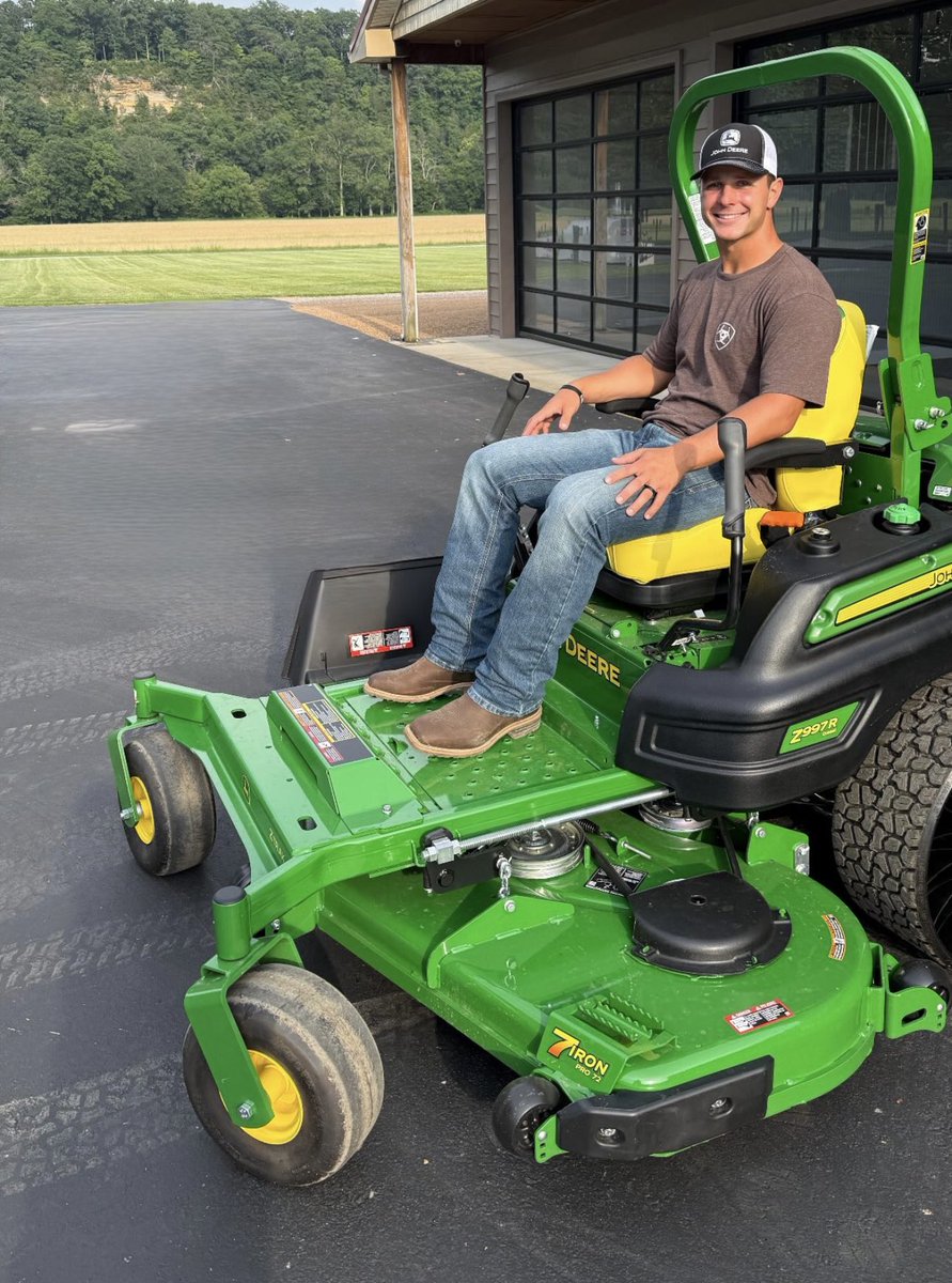 MLFootball's tweet photo. 🚨🚨THIS IS AWESOME🚨🚨

#49ers star quarterback Brock Purdy made his first big purchase after signing his historic new contract: a JOHN DEERE TRACTOR for his farm.

🔥🔥🔥

Brock is a legend. https://t.co/nsnQAf5wyP