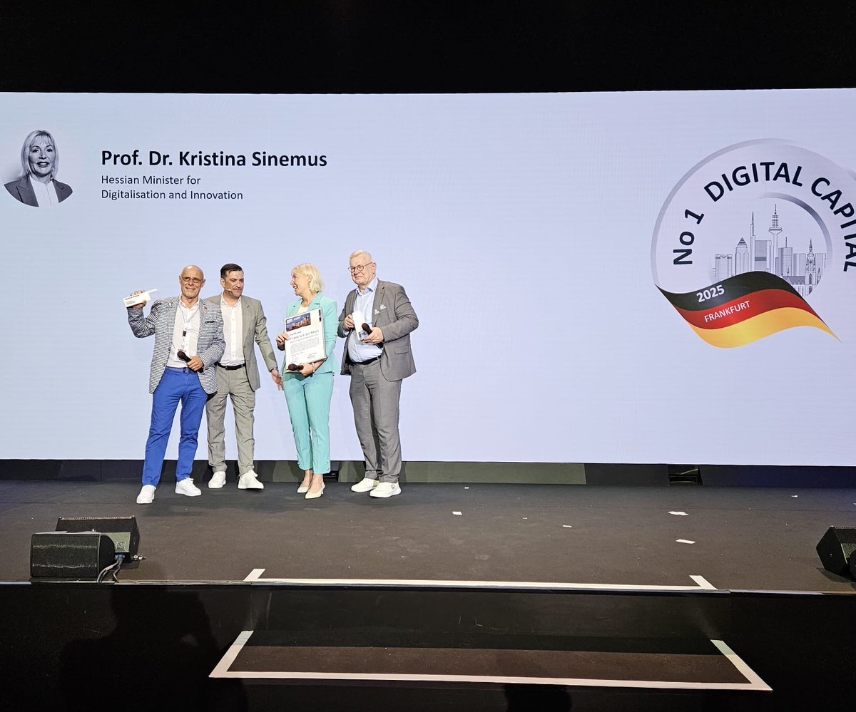 InterGlobix's tweet image. Continuing over coverage
As the DE-CIX 30th Anniversary Summit drew to a close,
The evening reception brought together industry pioneers and visionaries for a moment of celebration and reflection.
Personal addresses by Prof. Dr. Kristina Sinemus and Internet legend Vint Cerf…
