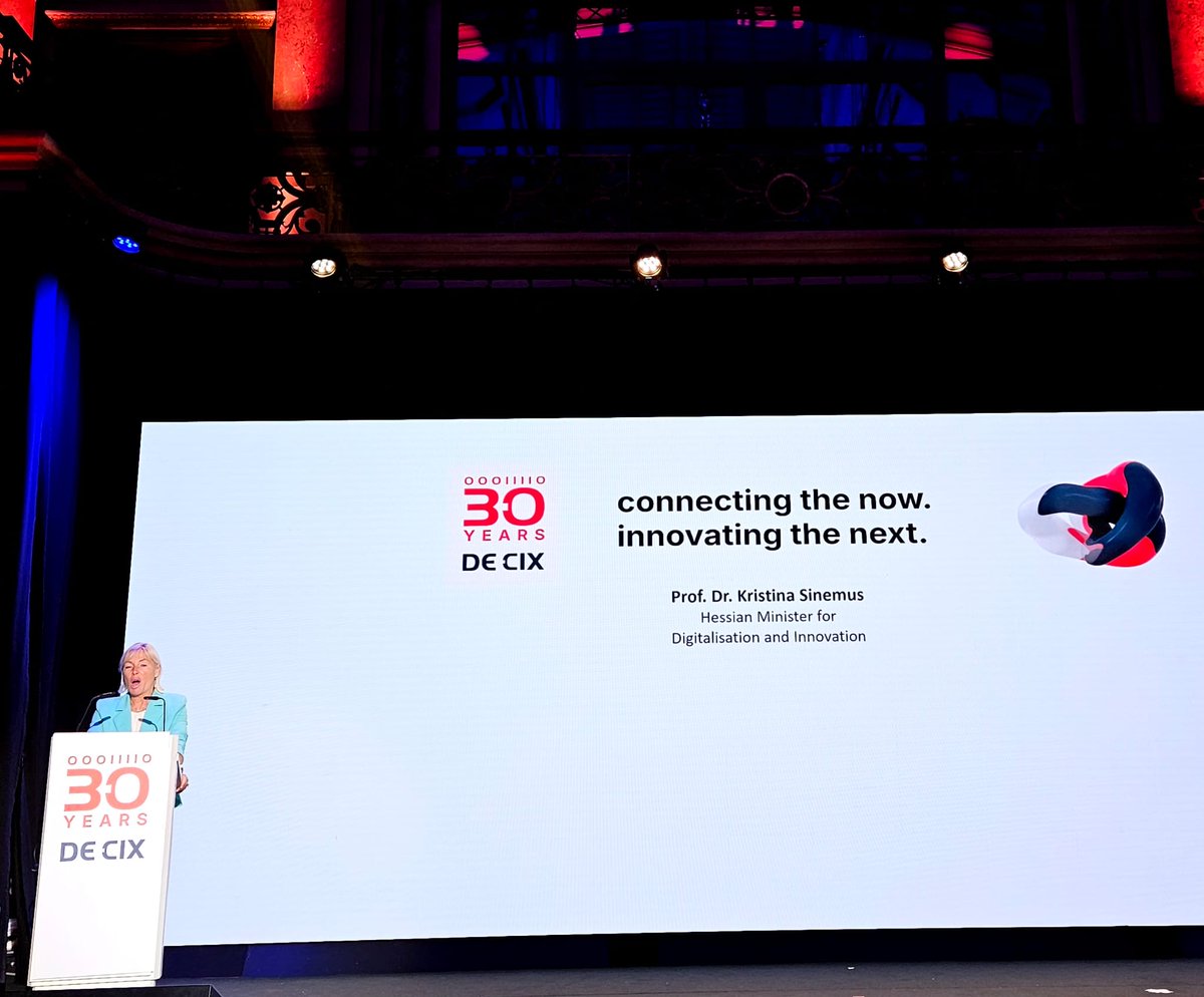 InterGlobix's tweet image. Continuing over coverage
As the DE-CIX 30th Anniversary Summit drew to a close,
The evening reception brought together industry pioneers and visionaries for a moment of celebration and reflection.
Personal addresses by Prof. Dr. Kristina Sinemus and Internet legend Vint Cerf…