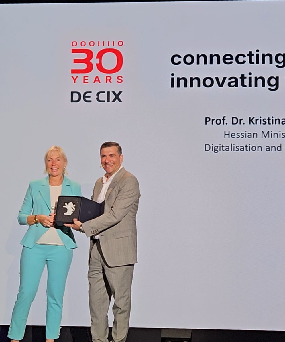 InterGlobix's tweet image. Continuing over coverage
As the DE-CIX 30th Anniversary Summit drew to a close,
The evening reception brought together industry pioneers and visionaries for a moment of celebration and reflection.
Personal addresses by Prof. Dr. Kristina Sinemus and Internet legend Vint Cerf…