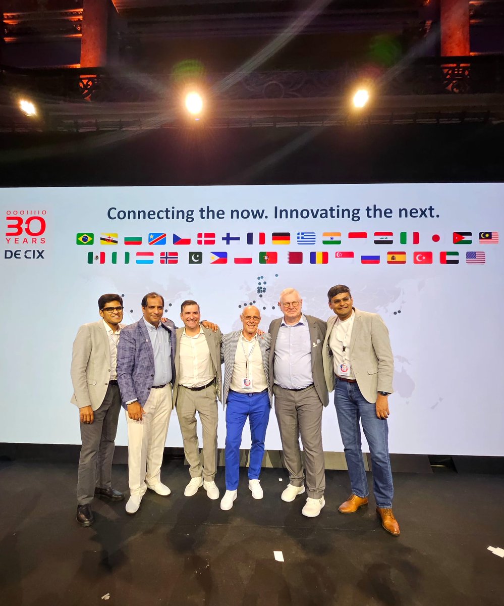 InterGlobix's tweet image. Continuing over coverage
As the DE-CIX 30th Anniversary Summit drew to a close,
The evening reception brought together industry pioneers and visionaries for a moment of celebration and reflection.
Personal addresses by Prof. Dr. Kristina Sinemus and Internet legend Vint Cerf…