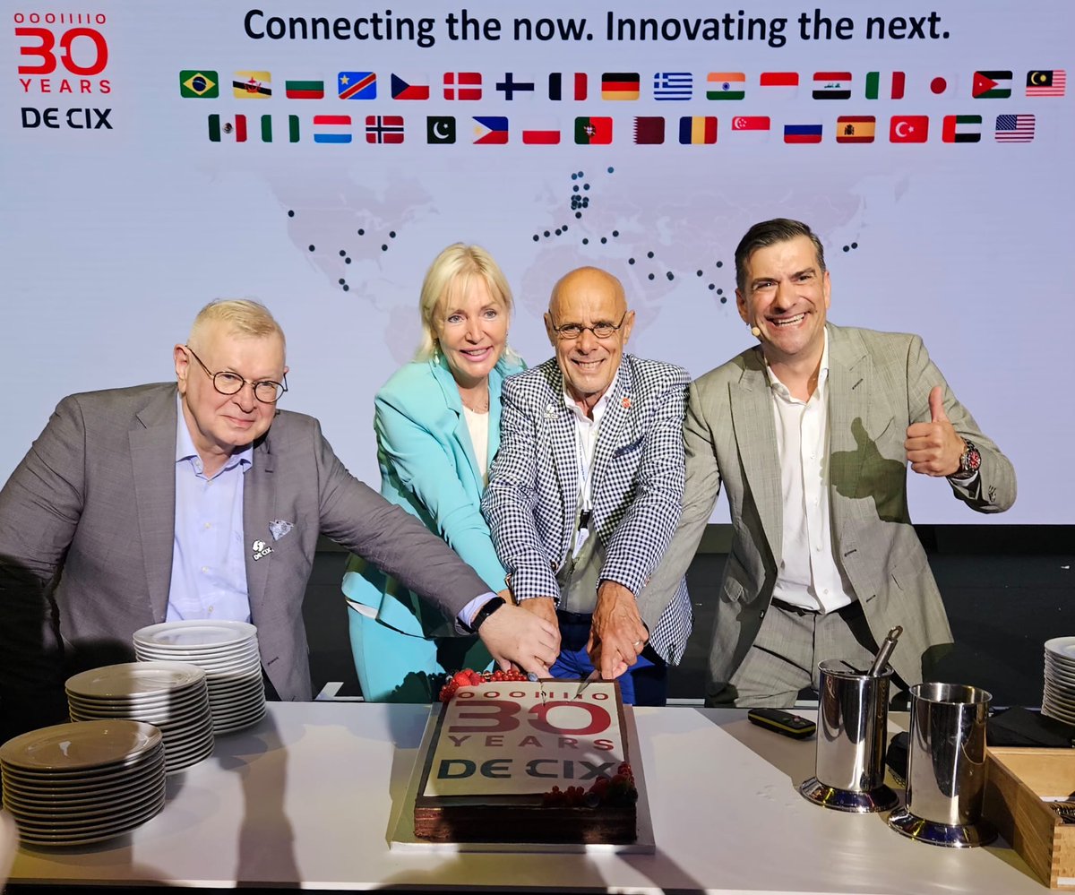 InterGlobix's tweet image. Continuing over coverage
As the DE-CIX 30th Anniversary Summit drew to a close,
The evening reception brought together industry pioneers and visionaries for a moment of celebration and reflection.
Personal addresses by Prof. Dr. Kristina Sinemus and Internet legend Vint Cerf…
