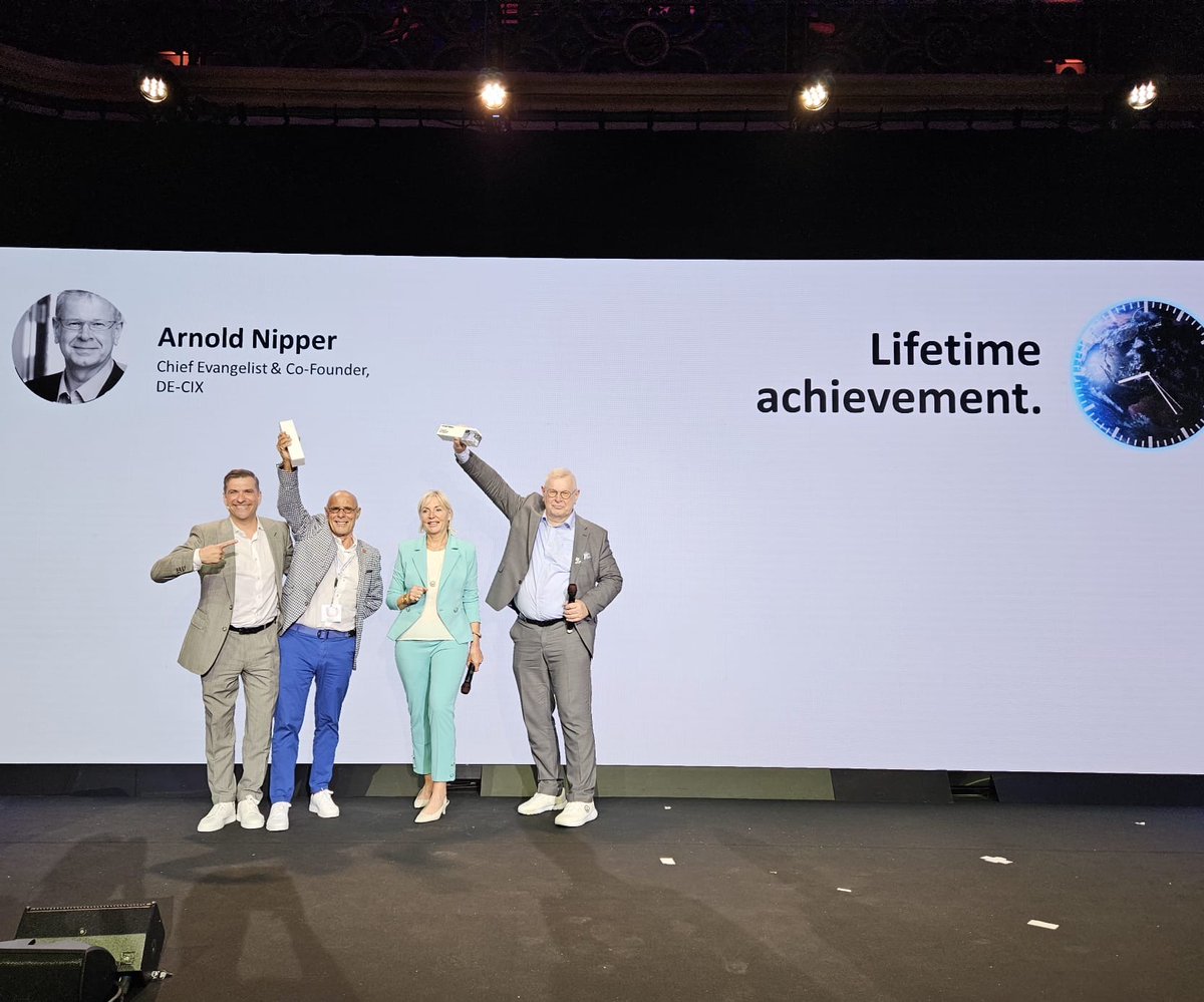InterGlobix's tweet image. Continuing over coverage
As the DE-CIX 30th Anniversary Summit drew to a close,
The evening reception brought together industry pioneers and visionaries for a moment of celebration and reflection.
Personal addresses by Prof. Dr. Kristina Sinemus and Internet legend Vint Cerf…