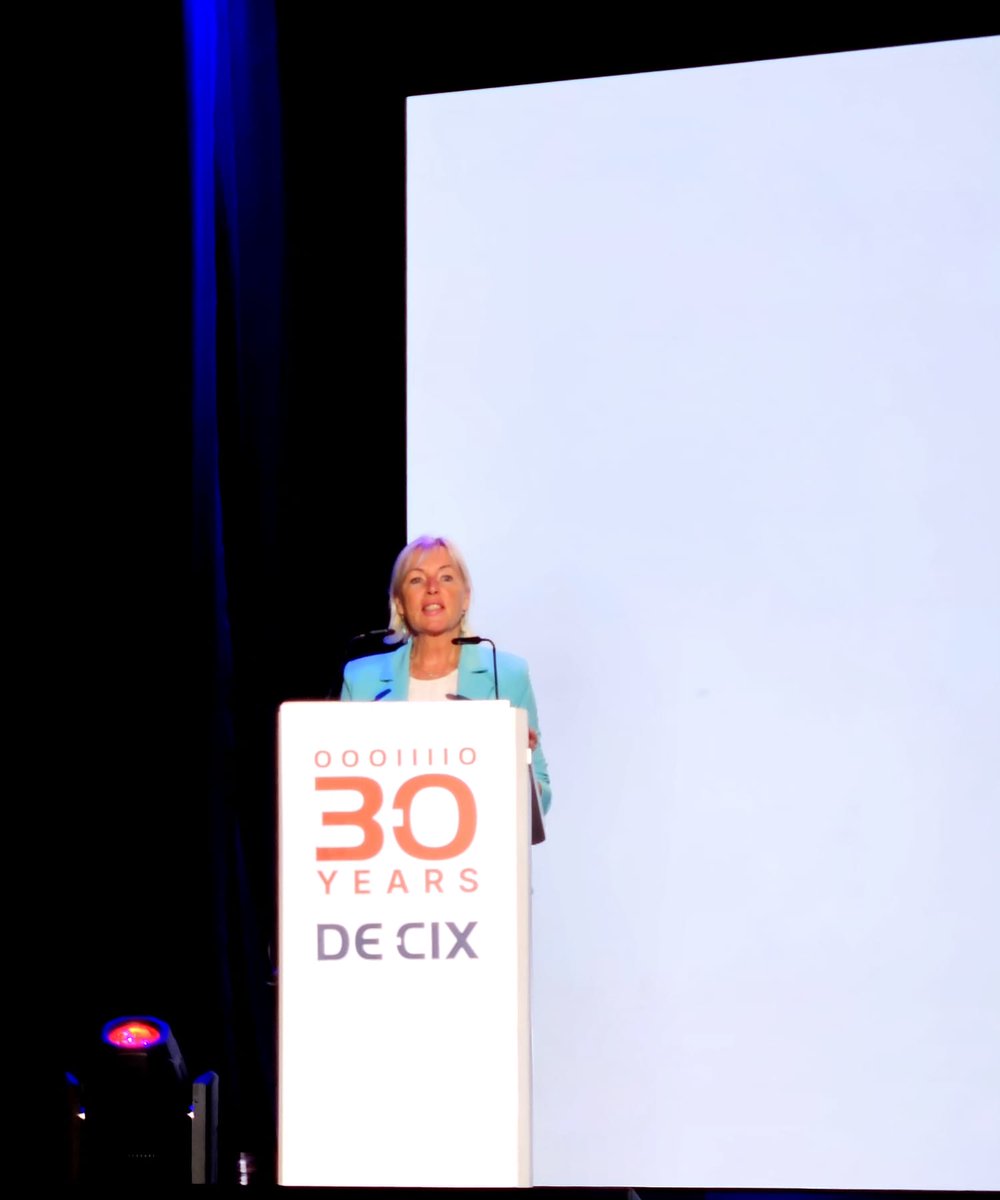 InterGlobix's tweet image. Continuing over coverage
As the DE-CIX 30th Anniversary Summit drew to a close,
The evening reception brought together industry pioneers and visionaries for a moment of celebration and reflection.
Personal addresses by Prof. Dr. Kristina Sinemus and Internet legend Vint Cerf…