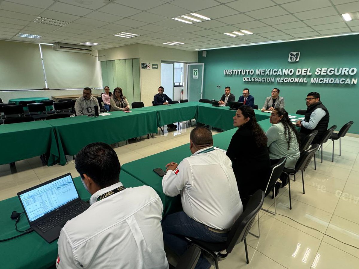 Reunión de condiciones meteorológicas, por la presente temporada de ciclones y huracanes, el titular del #IMSSMichoacán <a href="/JMiguelAngel/">J Miguel A Van-Dick</a> Van-Dick Puga y su cuerpo de gobierno sesionaron dentro de la Unidad Interna de Protección Civil para estar preparados ante cualquier contingencia