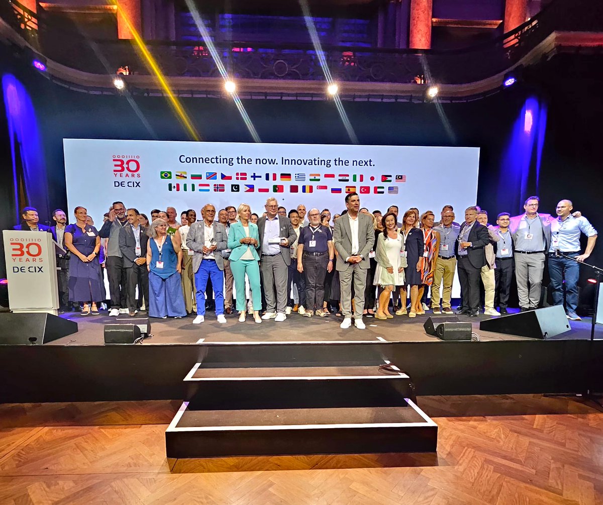 InterGlobix's tweet image. Continuing over coverage
As the DE-CIX 30th Anniversary Summit drew to a close,
The evening reception brought together industry pioneers and visionaries for a moment of celebration and reflection.
Personal addresses by Prof. Dr. Kristina Sinemus and Internet legend Vint Cerf…