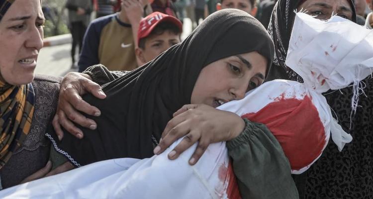 ما أشبه اليوم بالأمس، وما أشد الخذلان!
كربلاء لم تنتهِ...
فكل صاروخ على غزة، هو سيف في كف يزيد، وكل طفل شهيد، هو رضيع على صدور الحسين..
الطغاة يتغيرون، لكن ظلال بني أمية لا تزول.
من يزيد إلى نتنياهو، من ابن زياد إلى ابن سلمان...
وكل برميل نفطٍ يُضخ لصالح الاحتلال،
هو نهر فراتٍ