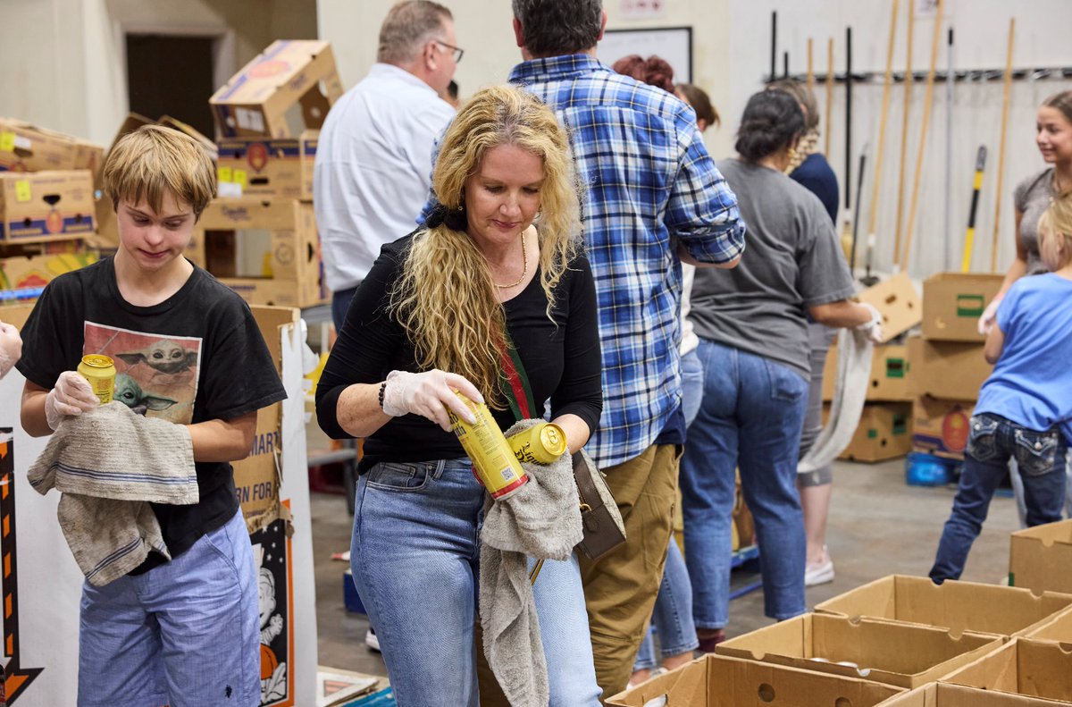 PantexPlant's tweet image. Pantex Citizenship in action! Pantexans  volunteered their time at the High Plains Food Bank helping sort  and pack food for families in the Panhandle. #PantexProud  #PantexCitizen