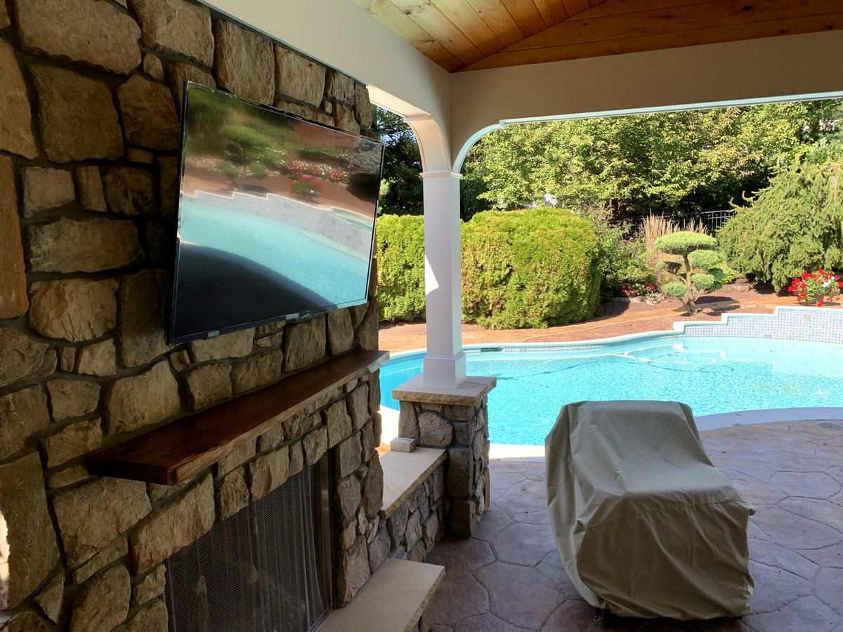 milesdecks's tweet photo. We were delighted to help a client by installing a new roof over their patio, a Montigo gas fireplace, and a walnut mantle. We utilized Versatex wraps, Synergy Pre-Finished ceiling, and Twin Eagles appliances. https://t.co/v6xmzzRIOK