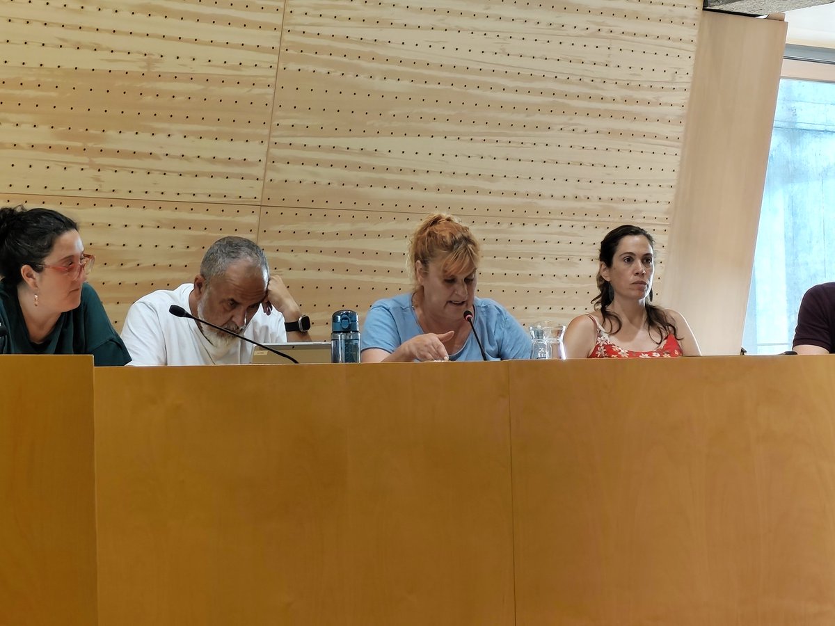 <a href="/MarinaScribano/">Marina Escribano Maspons</a> <a href="/AaddMari/">mari carmen</a> presenta la moció per l'auditoria independent de comptes a la seguretat social 

"La aplicación de la ley es inexcusable y por tanto desde esta moción exigimos que se cumpla la ley, porque nosotros seguiremos luchando por preservar el sistema público de pensiones."