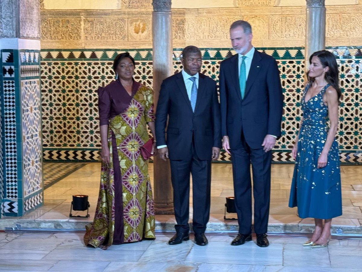 Embai_DC's tweet image. Esta noite (29), em Sevilha, o Presidente da República de Angola e Presidente em
exercício da União Africana, João Lourenço, e a Primeira Dama da República, Ana
Dias Lourenço, estiveram entre os convidados de honra de um jantar que os
monarcas espanhóis, Rei Filipe VI e Rainha…
