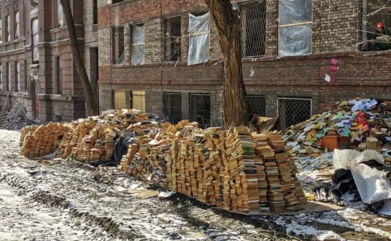 In 2022, during russia’s occupation of Mariupol, Ukrainian books from the library of the Pryazovskyi State University were thrown out, piled in the street, and burned. This is not just an act of vandalism — it’s an attempt to erase Ukrainian language, culture, and identity.

1/n