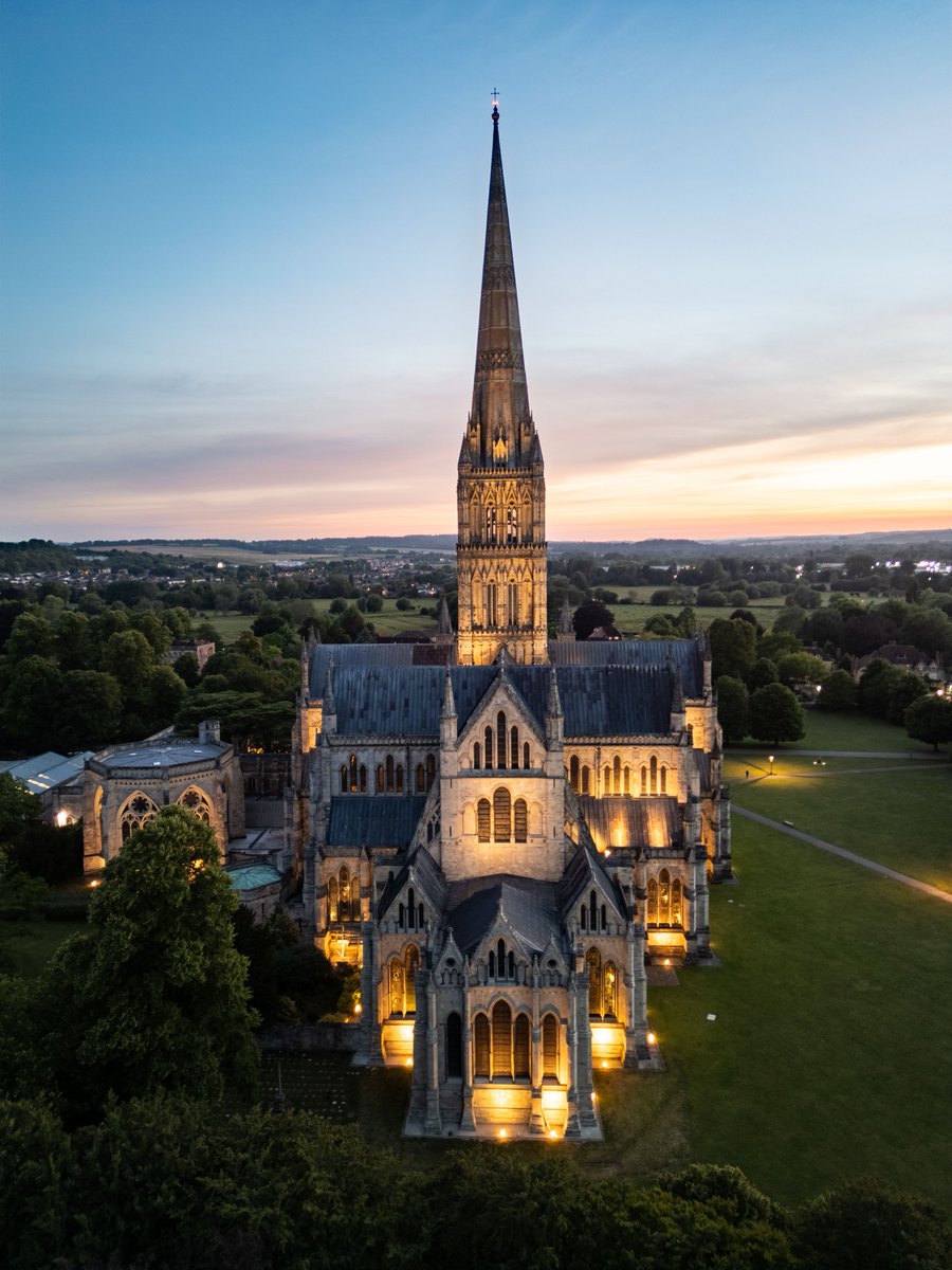 Always majestic, but even more so on a summer evening like this 🌛

📸 - Martin Cook