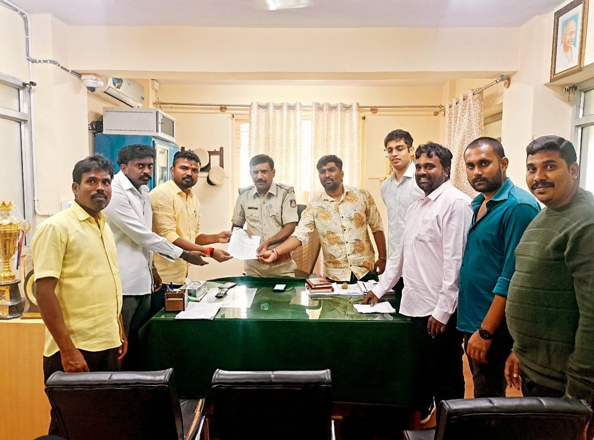 The Indian Youth Congress Karnataka Legal Cell,  office bearers and Advocates today filed a formal complaint 
Sheshadripuram Police Station against the controversial and inflammatory statements made by RSS General Secretary Shri Dattatreya Hosabale <a href="/INCIndia/">Congress</a> <a href="/IYC/">Indian Youth Congress</a> <a href="/DKShivakumar/">DK Shivakumar</a>