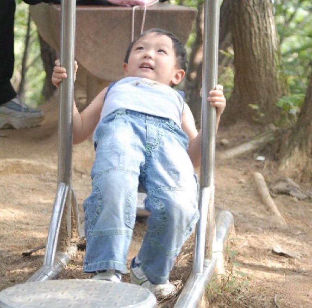 이렇게 해맑고 뛰어놀기 좋아하던 아기가 폐에 호스꼽고 지냈다는거 생각하면 너무 마음아파… 아 출근하자마자 눈물나려그러네
