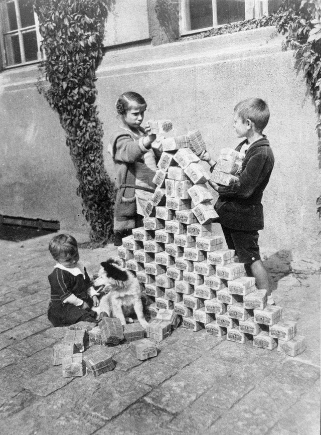 fasc1nate's tweet image. German children playing with bundles of worthless money thanks to hyperinflation, 1923.