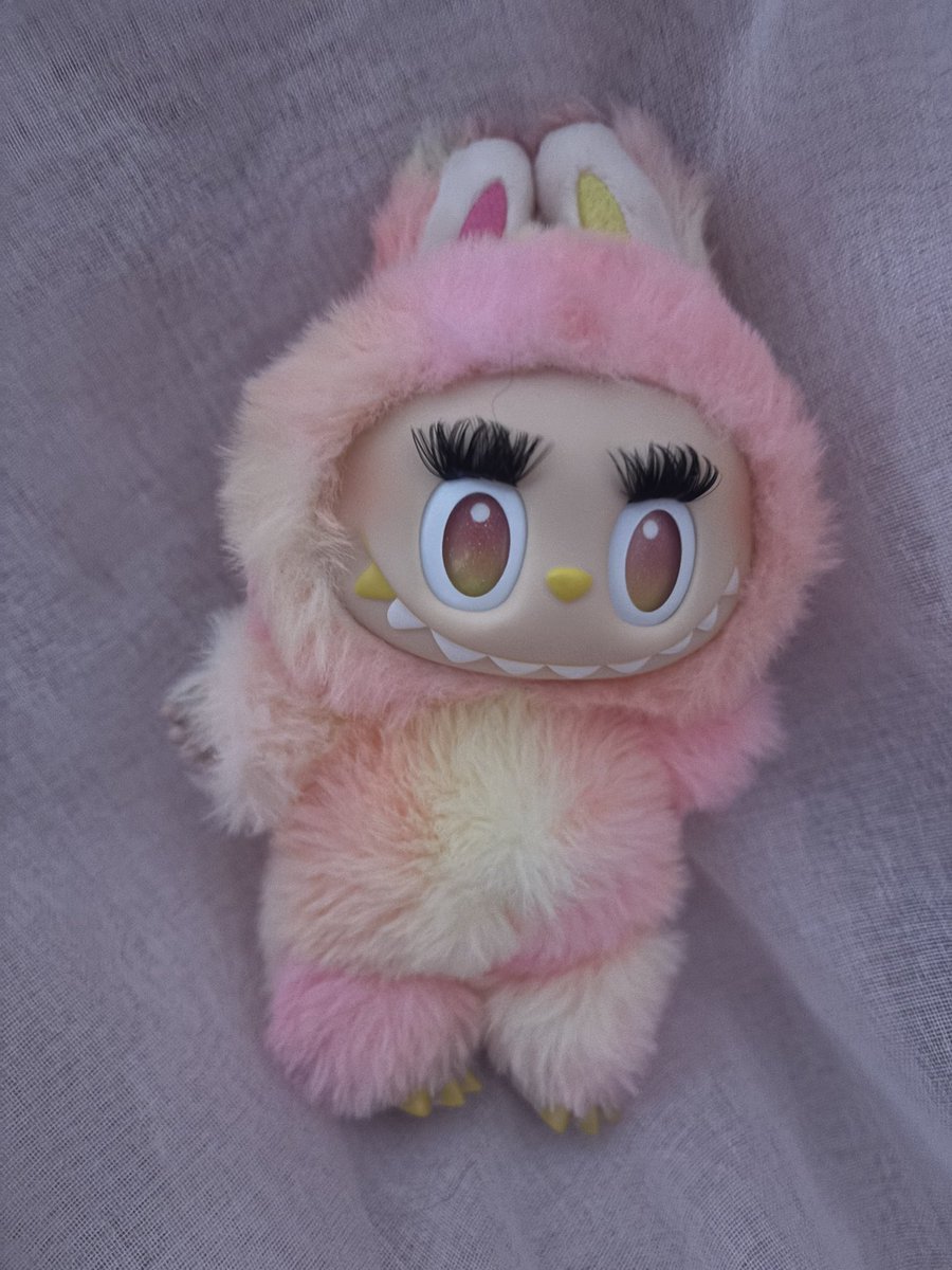 EVERYONE TELL HER SHE LOOKS CUTE!!!