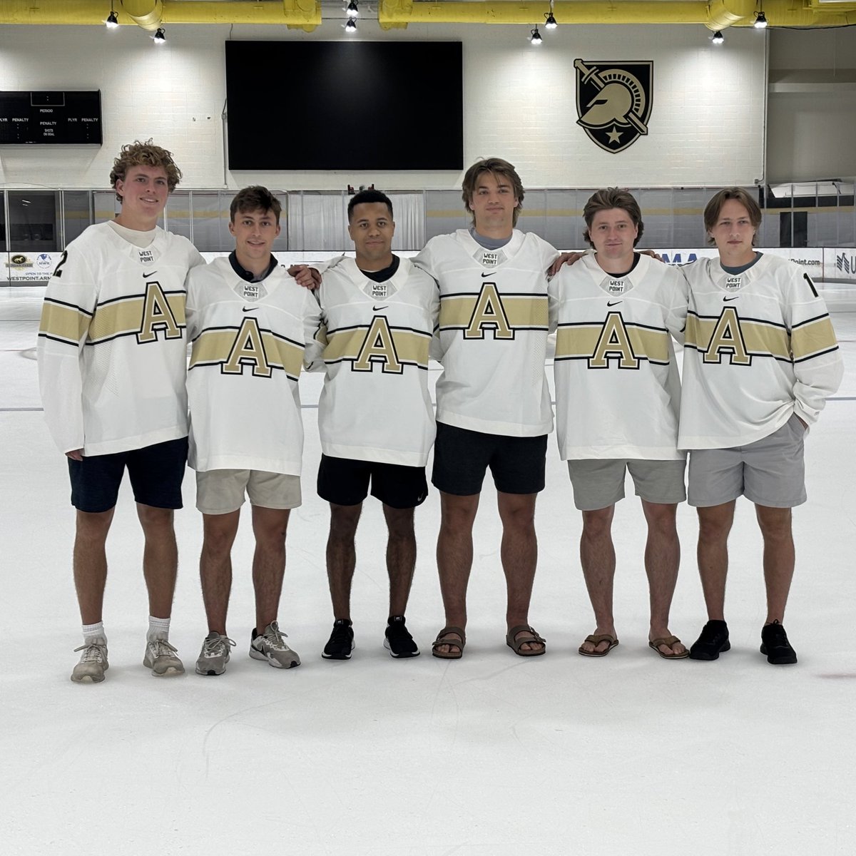 ArmyWP_Hockey's tweet image. Welcome to West Point, Army Hockey Class of 2029!
Your 47-month journey at West Point begins today 🏒
#GoArmy