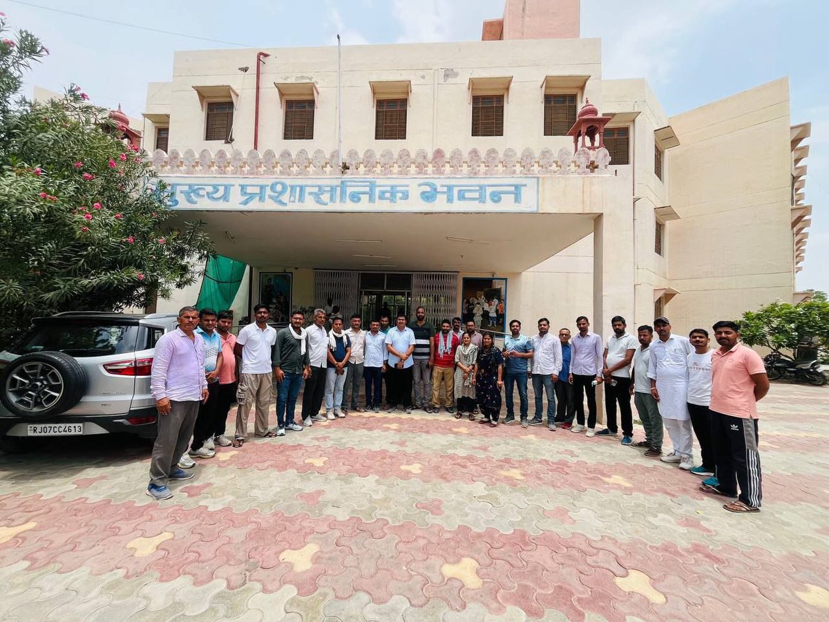 #Mggs 
आज राजस्थान एकीकृत शारीरिक शिक्षक संघ, राजस्थान के पदाधिकारियों ने चयनित पीटीआई साथियो के साथ निदेशालय अधिकारियों से मिलकर महात्मा गांधी विद्यालयों में शेष रहे पदों पर सेकंड फेज में #पीटीआई #थर्ड #ग्रेड को पदस्थापन प्रक्रिया में शामिल करने वअतिशीघ्र पदस्थापन हेतु मांग रखी!