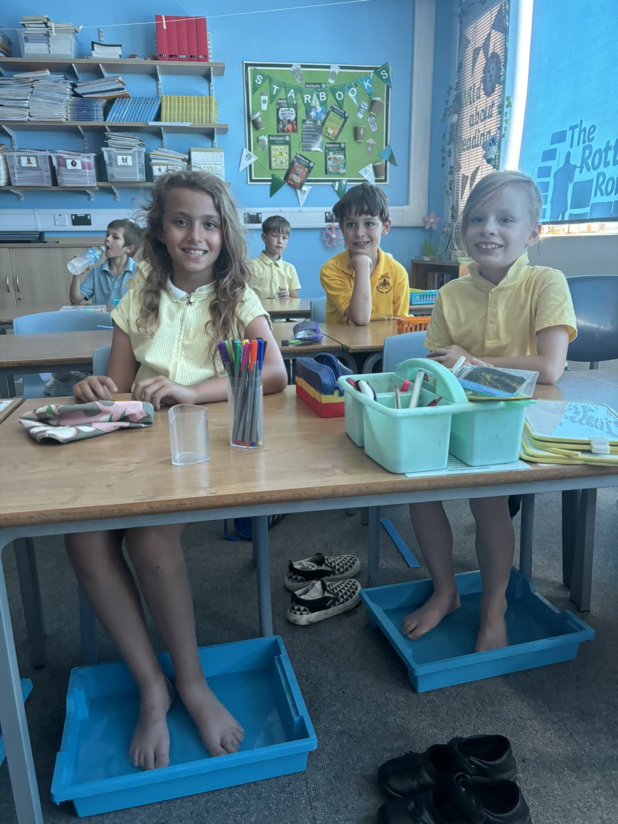 EastfieldPSHull's tweet photo. 30 degree heat called for ice cold foot trays in 3MP this afternoon π #eps3MP https://t.co/FTPDhIsKQE