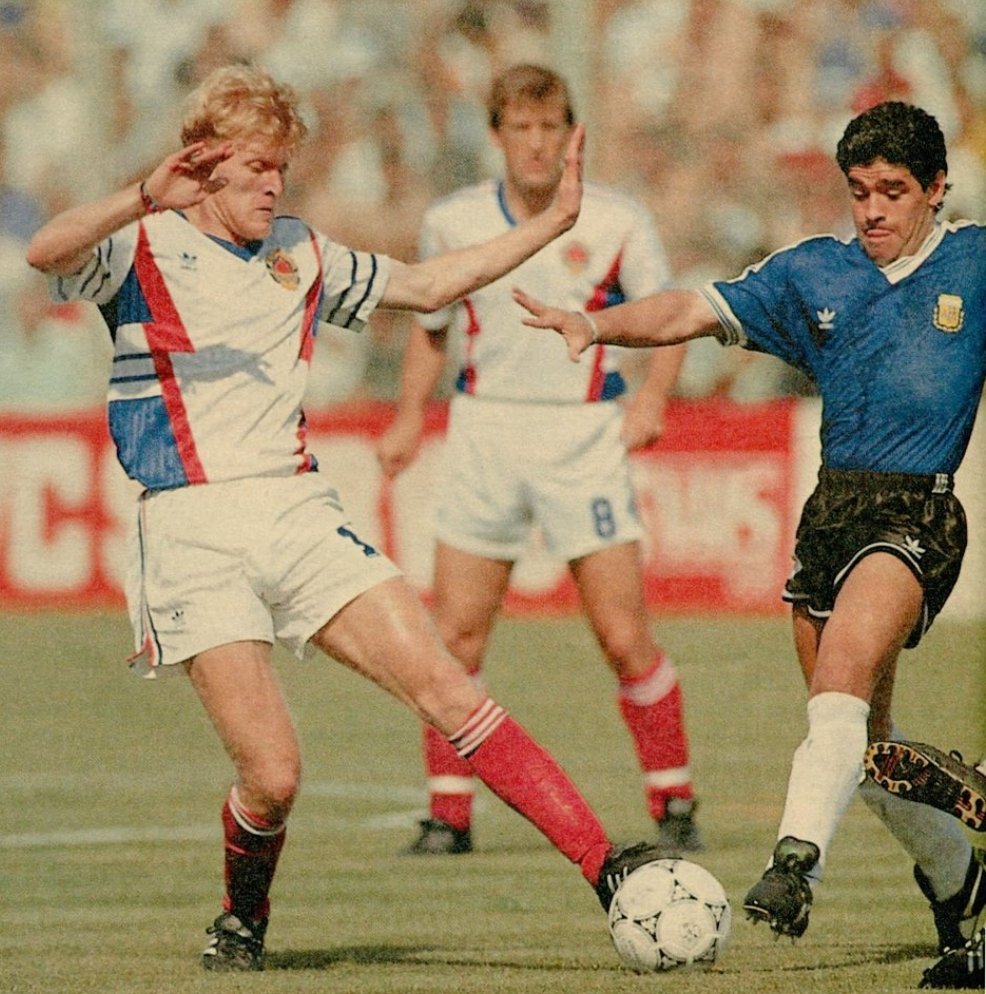 #Italia90
🇷🇸0:0🇦🇷 (FT)
🇷🇸30' Sabanadzovic expulso por falta sobre Maradona
🇷🇸94' centro de Stojkovic e Savicevic por cima 
🇷🇸103' centro de Stojkovic e Savicevic ao lado
🇷🇸104' centro de Stojkovic e Savicevic por cima 
🇦🇷118' golo mal anulado a Burruchaga (mão na bola)