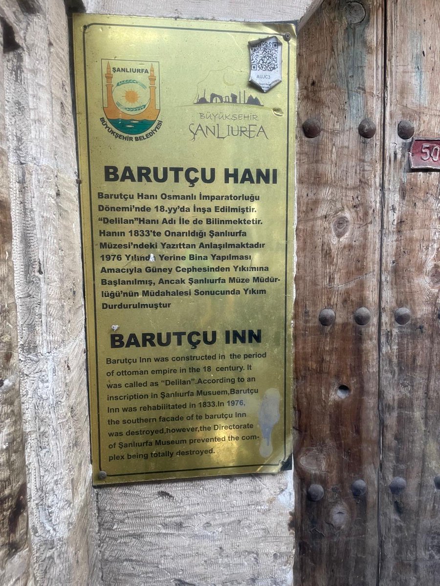 Belediyece onarılan bu tarihî Han’ın tabelâsı ne yazık ki yanlışlarla dolu.Hanın yapımı18. değil 19.yüzyıldır.1833’te değil 1870’lerde yapılmıştır.Adı ‘Deliller Hanı’ değil, ‘Halil Beğ Hanı’dır.Sözü edilen Müzedeki kitâbe buranın değildir. 
Ayıptır, derhal değişmelidir.