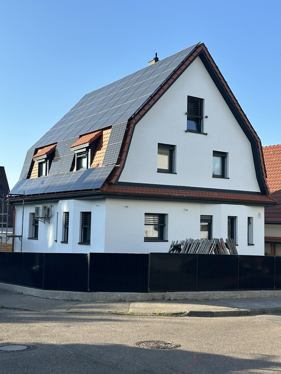 Wie geil ist dieses Haus??😍
Satteldach beidseitig mit PV voll und dann noch der Zaun komplett aus PV-Modulen bestehend.