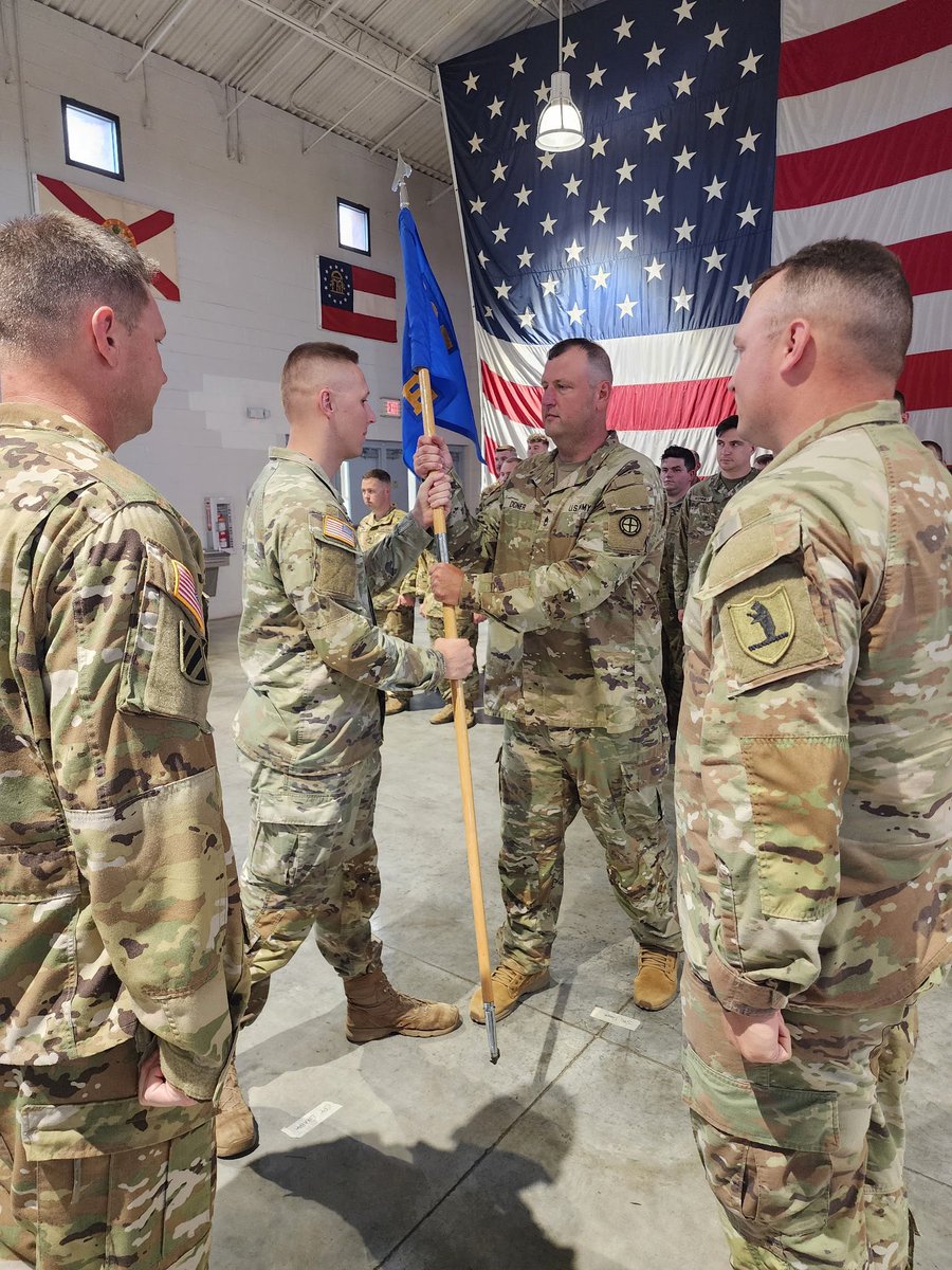 Missouri_NG's tweet image. 🚁 On June 6, Capt. Joshua Van Note relinquished command of Echo Co. 1-135th AHB to Capt. David Graham.
Thank you, Capt. Van Note, for your leadership—and welcome, Capt. Graham!
#MoGuard #ArmyAviation #Leadership