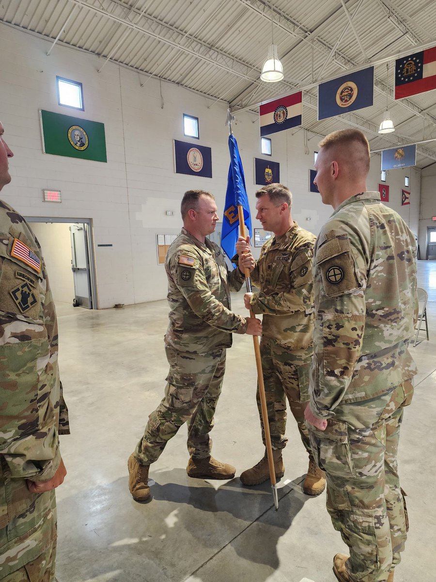 Missouri_NG's tweet image. 🚁 On June 6, Capt. Joshua Van Note relinquished command of Echo Co. 1-135th AHB to Capt. David Graham.
Thank you, Capt. Van Note, for your leadership—and welcome, Capt. Graham!
#MoGuard #ArmyAviation #Leadership