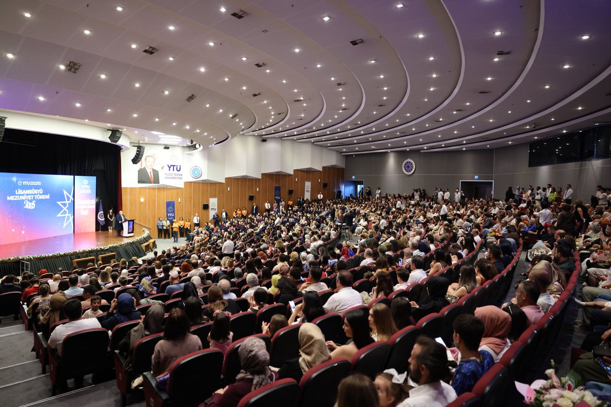 🎓 YTÜ Sosyal Bilimler Enstitüsü’nün yüksek lisans ve doktora mezunlarımız sahnedeydi.

Eğitimlerini başarıyla tamamlayan mezunlarımız, üniversitemizin 114 yıllık köklü mirasını sosyal bilimler alanında gururla geleceğe taşıyacak.

YTÜ Rektörümüz Prof. Dr. Eyüp Debik, lisansüstü