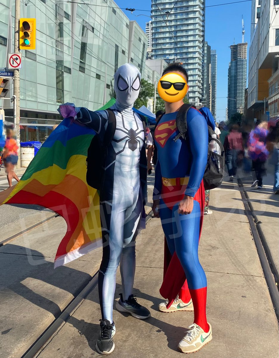 第一次参加多伦多pride parade，真的很感谢朋友辛苦帮忙拍照，逛的很开心，只不过就是忘带靴子了😭