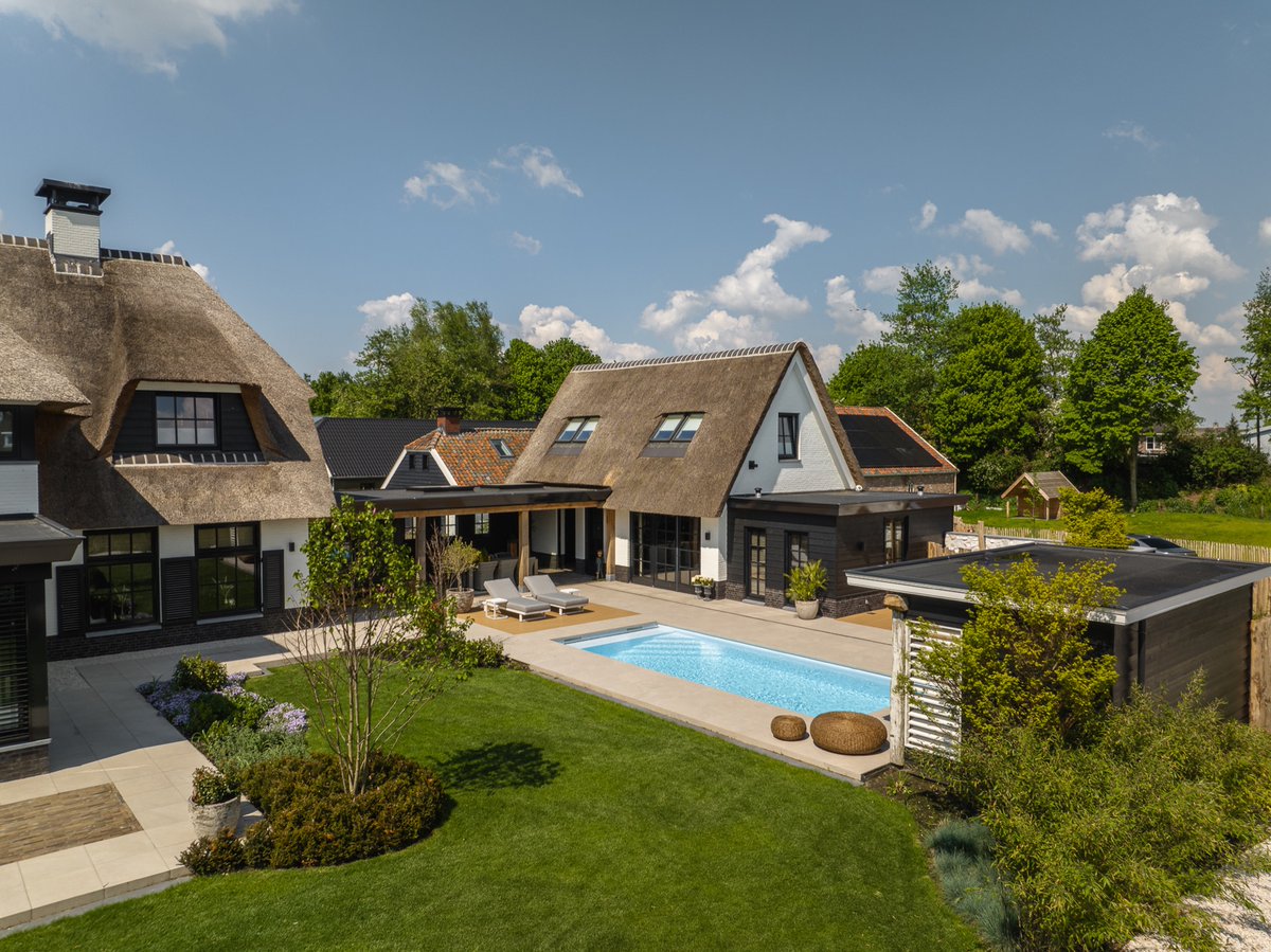 Vandaag gehoord: "It takes a villa to raise a child." 
Ik ben aan 't sparen... #kleuteronderwijs