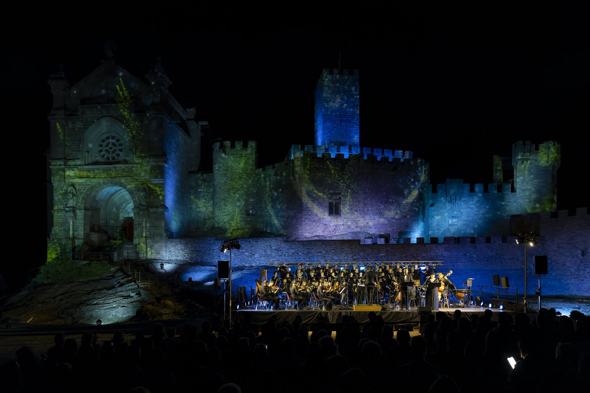 AuzoNews's tweet photo. 📄 En una noche de verano serena y estrellada, más de un millar de personas se congregaron el pasado sábado frente al #CastillodeJavier para asistir al estreno absoluto de Cantata Javier – Xabier Kantata, una obra musical y visual de gran formato inspirada en la figura de San Francisco Javier.
El espectáculo, que fusionó música sinfónica, canto lírico y proyecciones sobre la fachada del castillo, emocionó al público asistente con una propuesta contemporánea y profundamente evocadora. La obra, compuesta por Carlos Etxeberria, fue interpretada por la Orquesta Ciudad de #Pamplona (OCP) y el @CoroInTempore , junto a las voces solistas de Marta Huarte (soprano) y Álvaro Blasco (barítono), bajo la dirección musical de Luis Orduña. El espectáculo ha sido un diseñado y producido por Álvaro Díaz Urtasun y el equipo de Ikus-Arte.