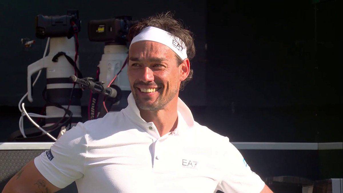 Tutti in piedi ad applaudire #Fognini che nella sua ultima partita  a #Wimbledon trascina #Alcaraz al 5° set sfiorando l' impresa leggendaria.Davanti alla sua famiglia costruita con Flavia  Pennetta Fabio regala emozioni straordinarie esaltando il pubblico del centrale londinese.