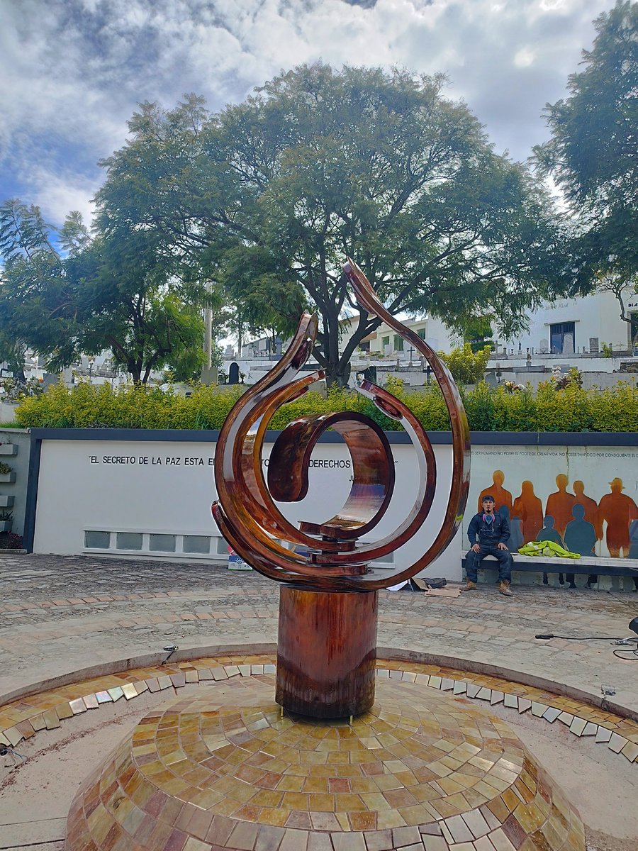Hoy fue el develamiento del memorial por las víctimas de femicidio en el Cementerio Patrimonial de Cuenca. Proyecto que suma las voluntades de la <a href="/uazuay/">UniversidaddelAzuay</a> <a href="/AzuayPrefectura/">Prefectura del Azuay</a> <a href="/fundacionfavife/">Fundación Favife</a> <a href="/EMUCEEP/">EMUCE EP</a> para crear un espacio vivo de memoria y reparacion por las víctimas de femicidio.