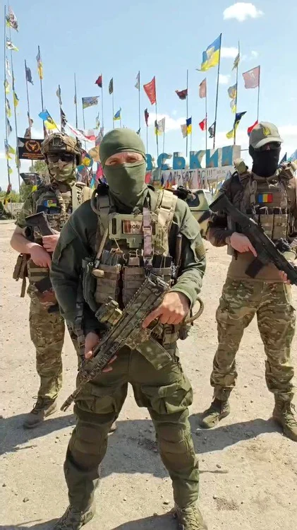 Costin Andries (@costinandriess) on Twitter photo GETOTAC, șeful <a href="/rolegiongetica/">Romanian Battlegroup "Getica"</a> „Nu vreau să dau lecții Armatei Române, dar s-ar putea să le prindă bine un sfat de la Getica, pentru că noi am avem aici experiența directă a războiului zi de zi, nu teoretică. Am văzut filmulețe de la noi cu mai mulți rezerviști și cu voluntari GETOTAC, șeful <a href="/rolegiongetica/">Romanian Battlegroup "Getica"</a> „Nu vreau să dau lecții Armatei Române, dar s-ar putea să le prindă bine un sfat de la Getica, pentru că noi am avem aici experiența directă a războiului zi de zi, nu teoretică. Am văzut filmulețe de la noi cu mai mulți rezerviști și cu voluntari