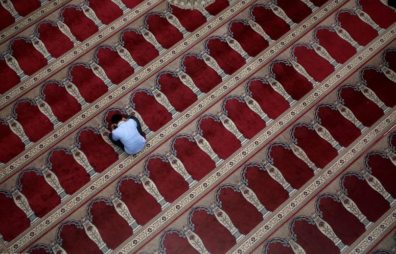 "لا ترجُ شيئا من أخٍ أو صَاحبٍ
أرأيت ظلّكَ في الظلامِ مَشى معَك
ارفعْ يَديكَ إلى السَّماءِ ففوقِهَا
ربٌّ إذا نَاديتَه مَا ضيَّعك".🤍