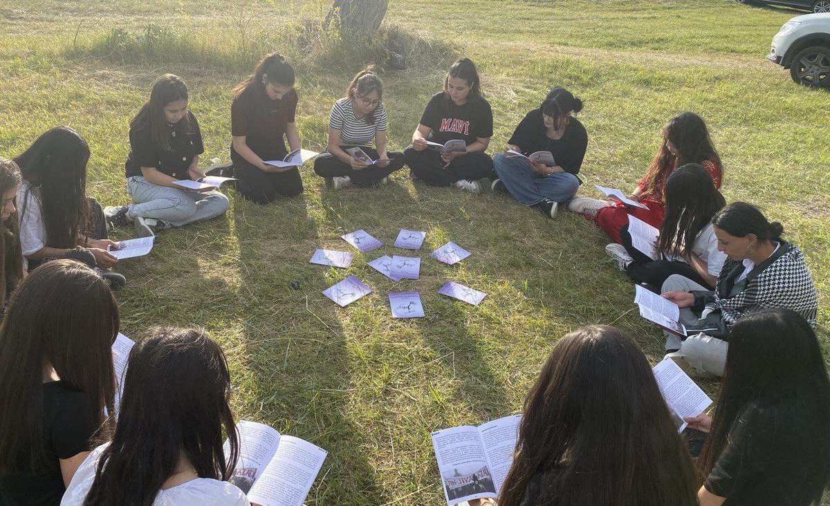 📌Genç Kadınlardan Festivalde Okuma Atölyesi 

Mûş’un Gimgim (Varto) ilçesinde düzenlenen Kadın, Doğa ve Kültür Festivali kapsamında genç kadınlar okuma atölyesi gerçekleştirdi. Atölyede öz savunma, özgür yaşam ve jineoloji üzerine tartışmalar yürütülerek, kadın dayanışmasını