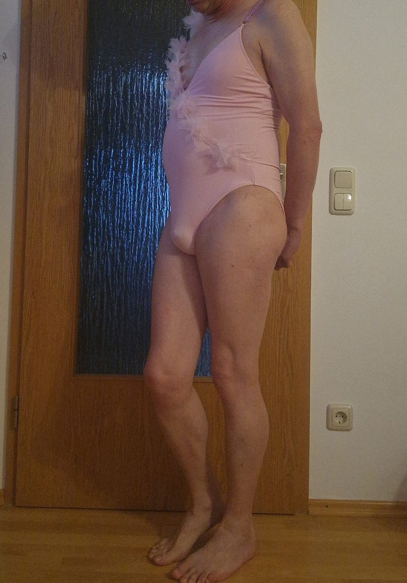 Heute war es selbst für <a href="/Jessi_K_1970/">Jessi Sissy</a> zu warm und so hat sie sich in ihren pinken Badeanzug geschmissen. So wäre ich gern mit ihr ins Freibad gegangen