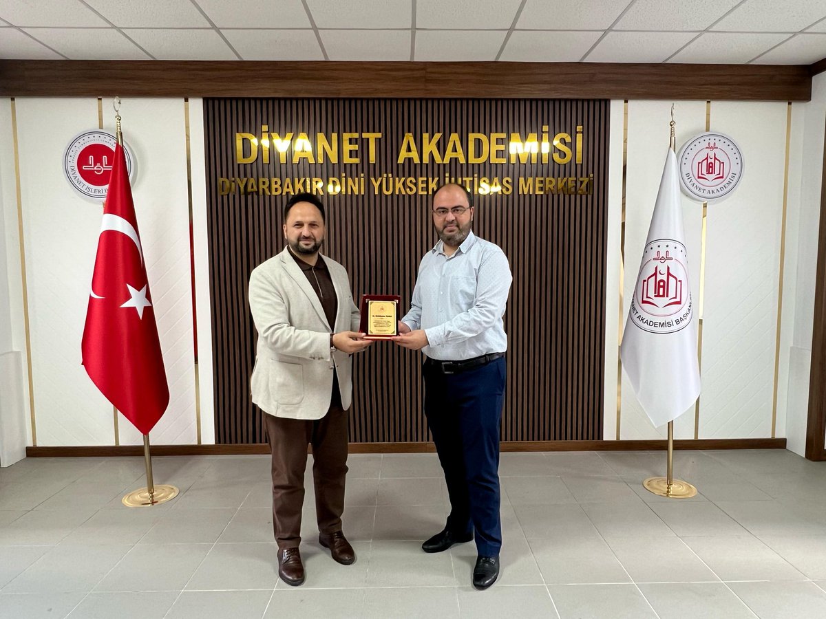 diihtisas's tweet photo. Eğitim Görevlisi Abdülhakim Yılmaz'a Veda Programı 

Diyarbakır Dini Yüksek İhtisas Merkezinde görev yapmakta iken tayini Konya Dini İhtisas Merkezine çıkan eğitim görevlisi Abdülhakim Yılmaz'a veda programı gerçekleştirildi. https://t.co/C99lolQrfU
